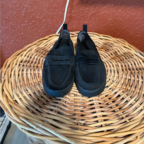 Vionic Black Slip-On Loafers Sleek Comfortable Design - Picture 1 of 7